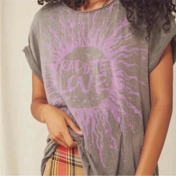 Magnolia Pearl Rare Radiate Love Boyfriend Tee in Ozzy Grey & Purple OS